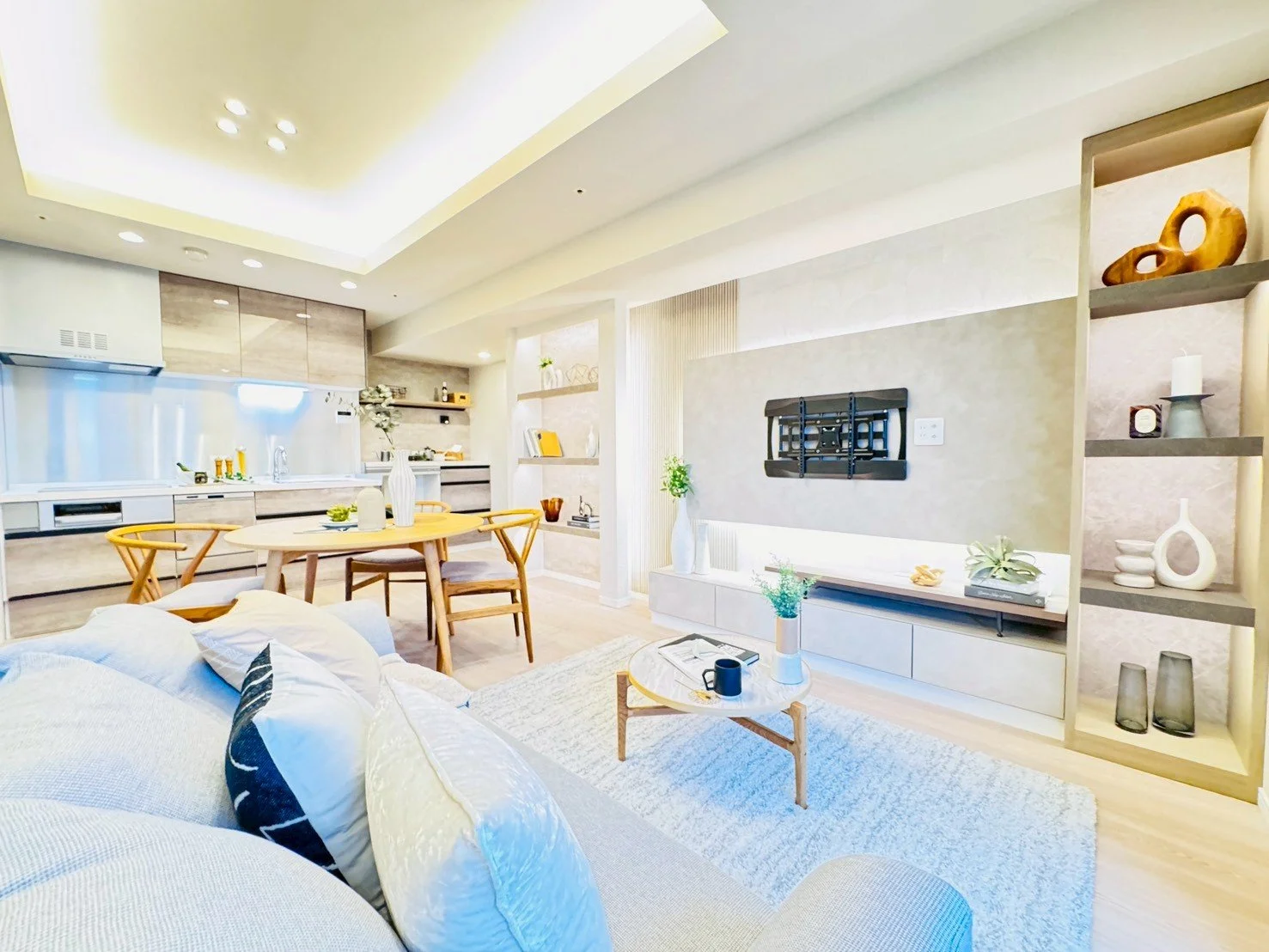 モダンなリビングルームとダイニングエリアの写真。明るい色調とシンプルな家具が配置されている静かな空間です。