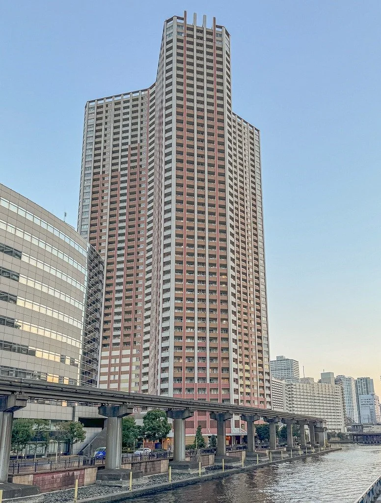 高層ビルが川のそばに建っている風景