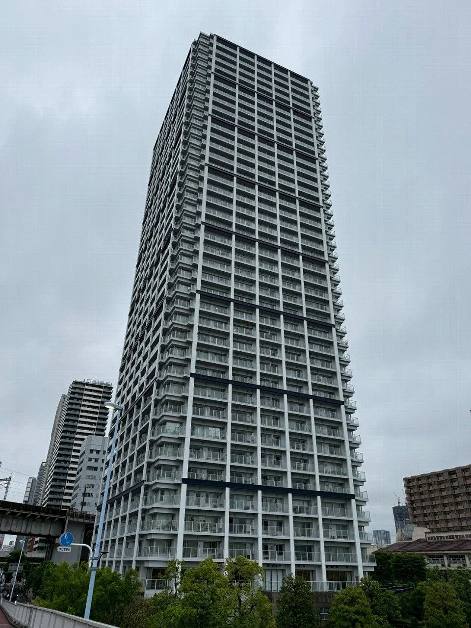 高層の白と黒のビルディングと都市景観
