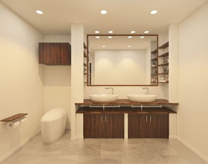 白い壁と木製の棚と洗面台のあるモダンな洗面所。鏡と照明もあり、トイレットペーパーとバスタブも設置されている。
