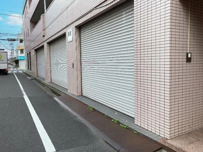 閉められたシャッターのある建物のパーキングロット