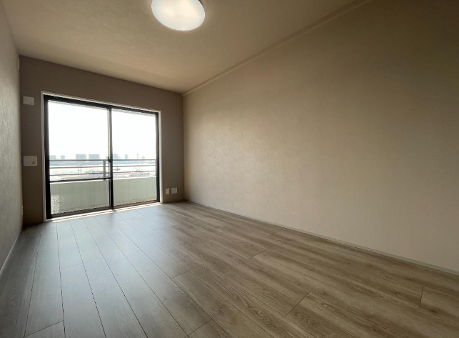 空の部屋、木製のフローリングと窓のあるバルコニーあり