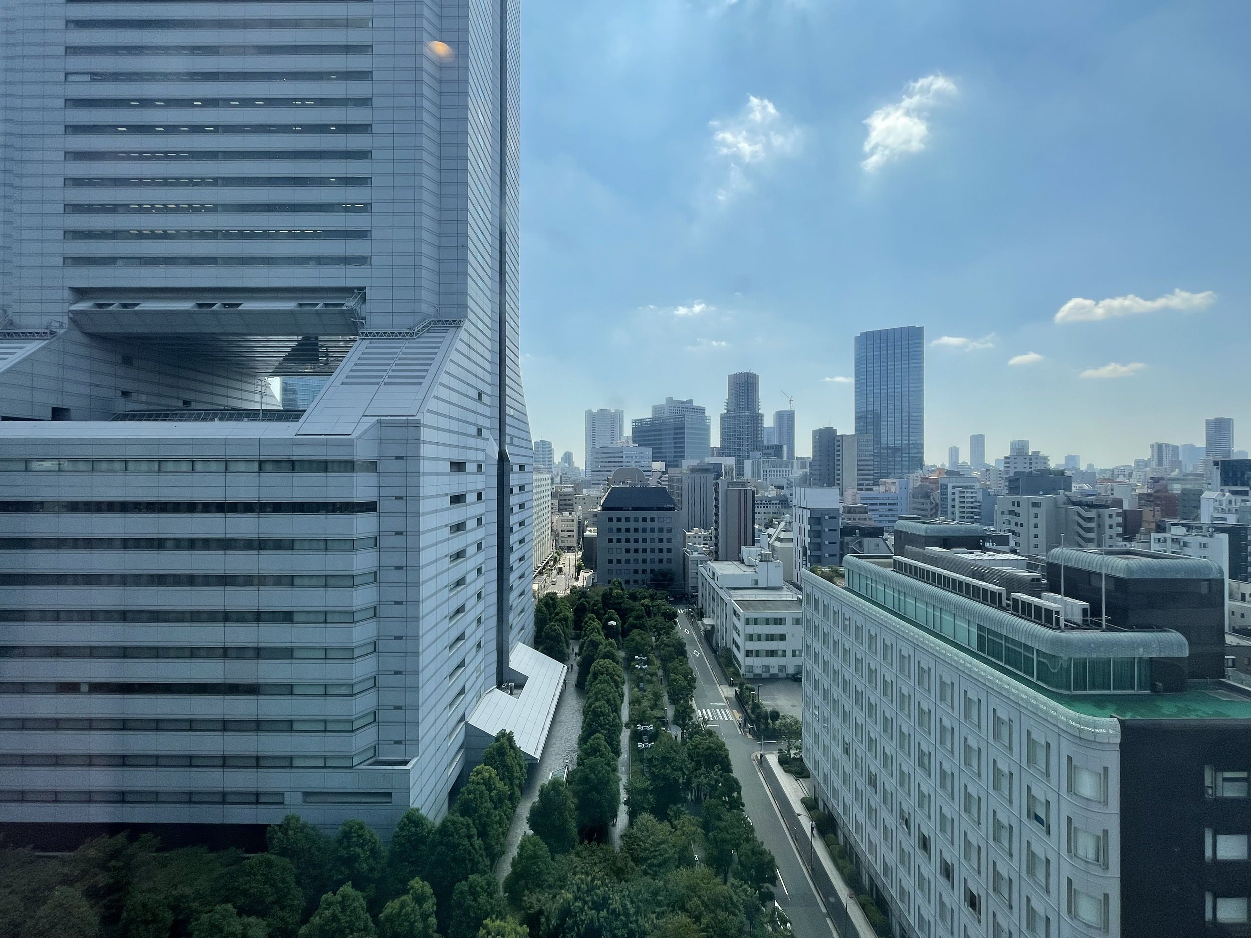 都会の高層ビル群と青空。