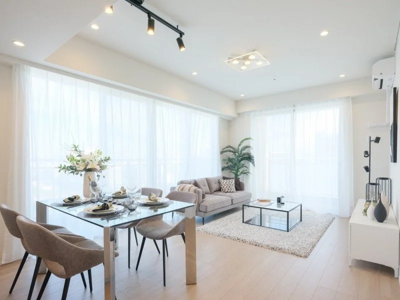 明るいリビングルームとダイニングルームの家具と装飾が配置された現代的なインテリアの空間