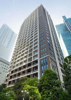 高層ビルが立ち並ぶ都市の風景。