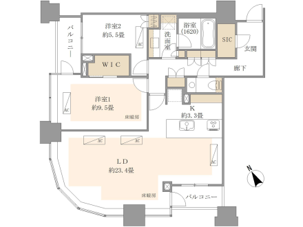 この画像は住宅の間取り図で、各部屋のサイズや位置、バルコニー、玄関、廊下、収納場所などが示されています。