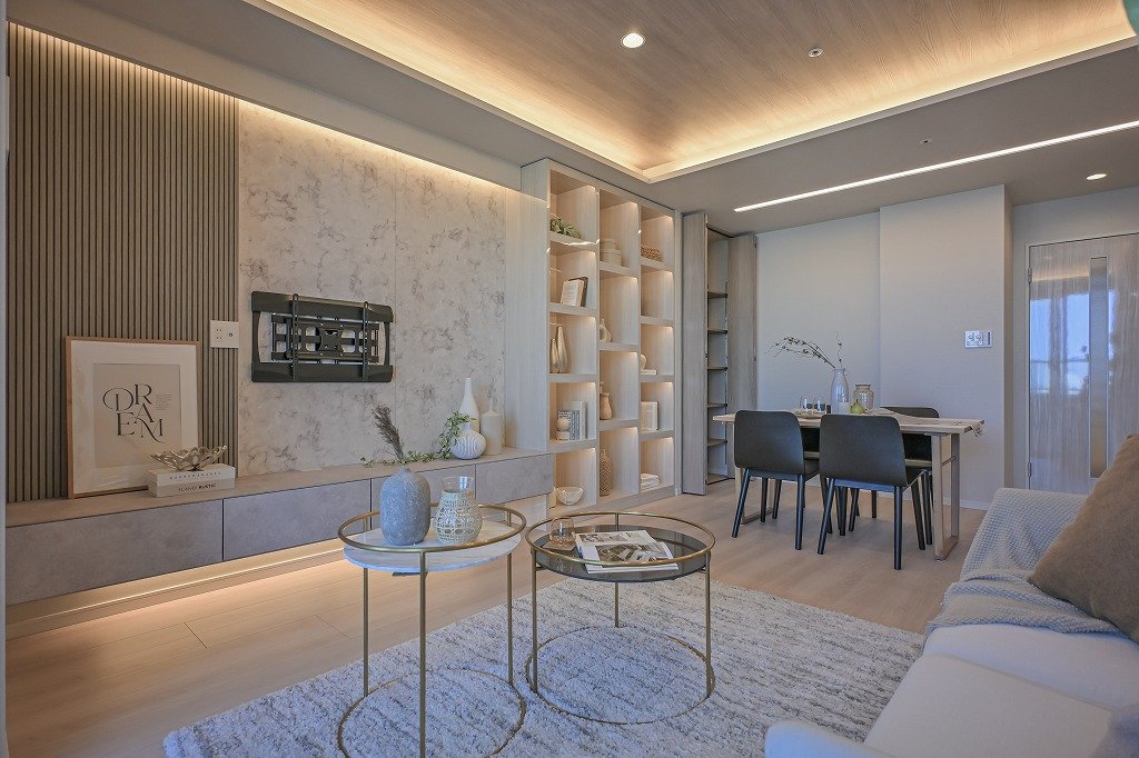 モダンなリビングルームのインテリア、ソファ、コーヒーテーブル、棚、装飾品が配置されている様子