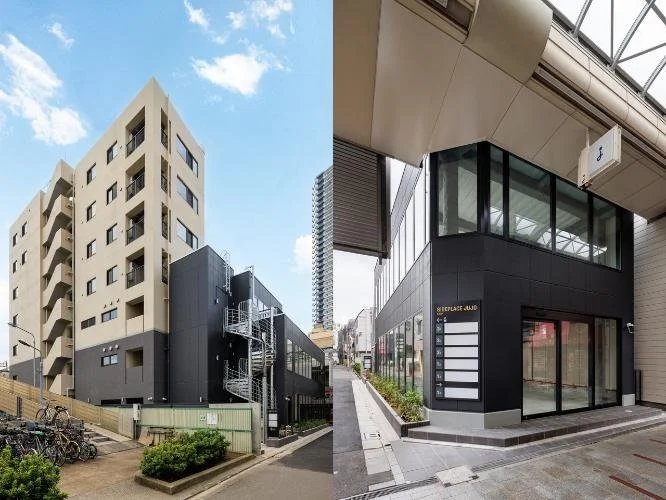 左側は高層の住宅建築物、右側はガラス張りの商業施設