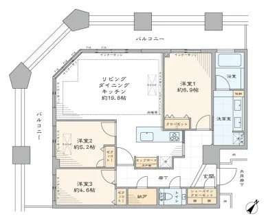 三つの洋室とリビングダイニングキッチンを含む住宅の間取り図。バルコニーと複数の収納スペースも示されている。