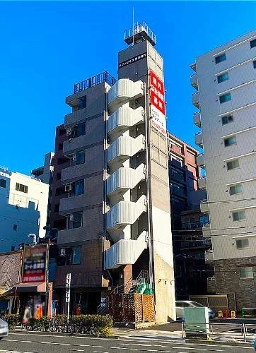 都市の高層ビルと外階段の建物。青空の下にあります。