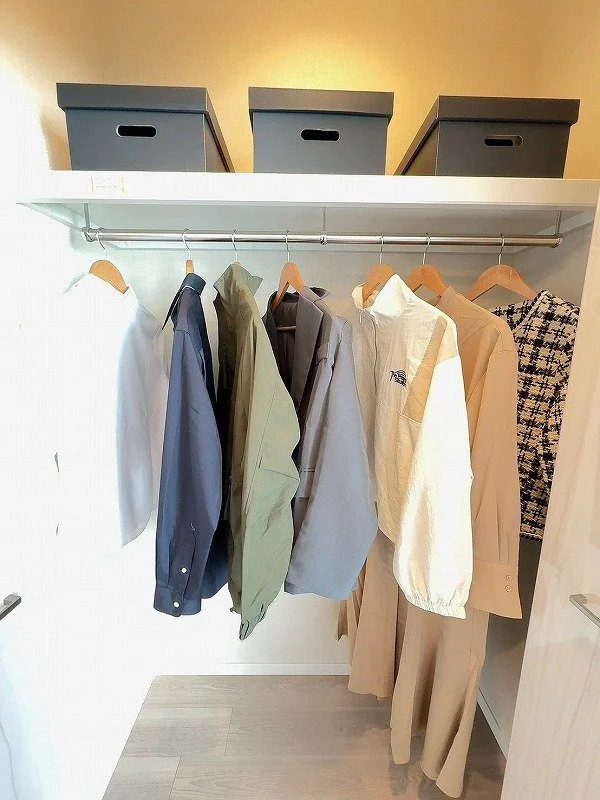 クローゼットの中の服と収納ボックス