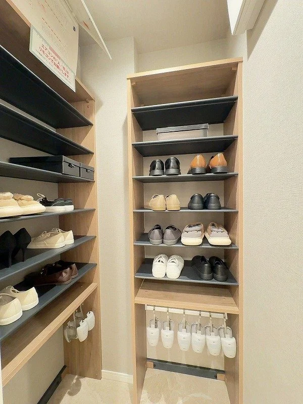 靴棚にさまざまな靴が整理されている室内の様子