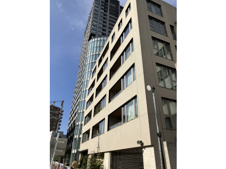 高層ビルと街並みの写真