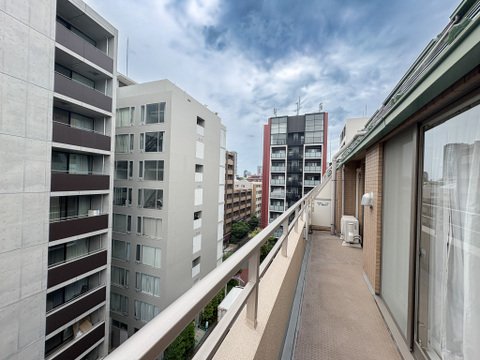高層ビルの間のバルコニーからの景色。