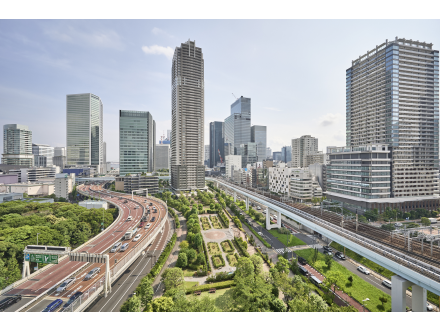 東京の高層ビルと高速道路、都市の景色