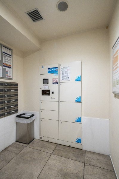 郵便ボックスと宅配ロッカーが設置された室内の様子