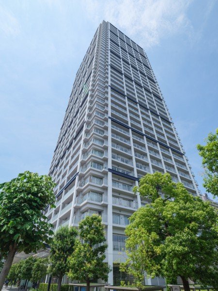 高層ビルとその周囲の緑豊かな木々