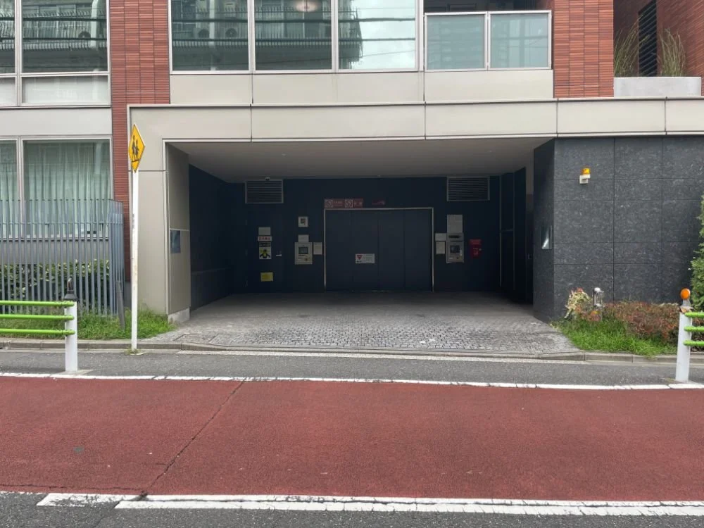 駐車場の入り口で、自動精算機とセキュリティカメラが設置されている。