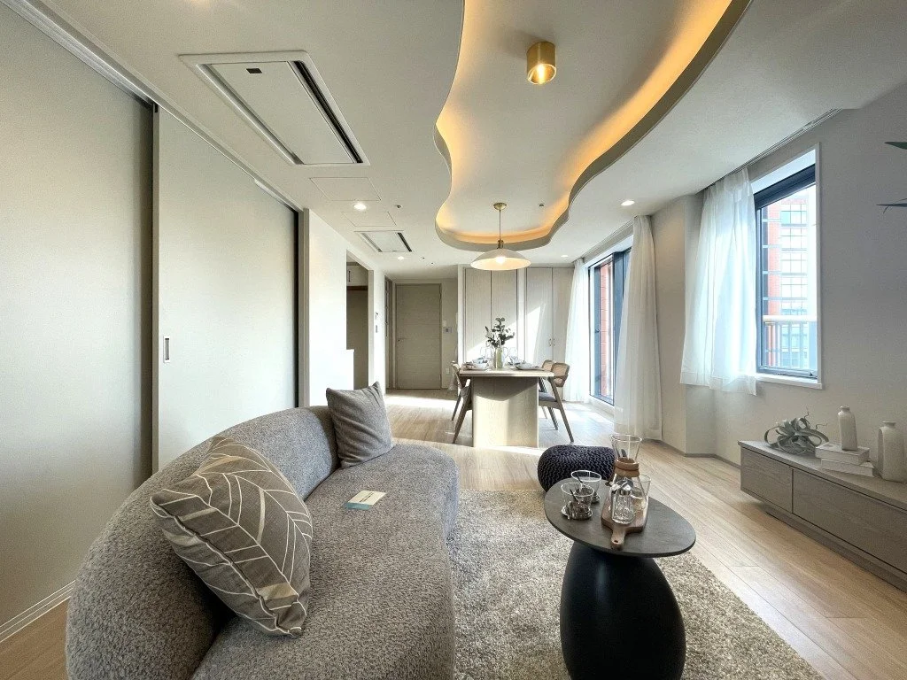 モダンなリビングルームとダイニングエリアのインテリア、ソファ、コーヒーテーブル、窓からの自然光