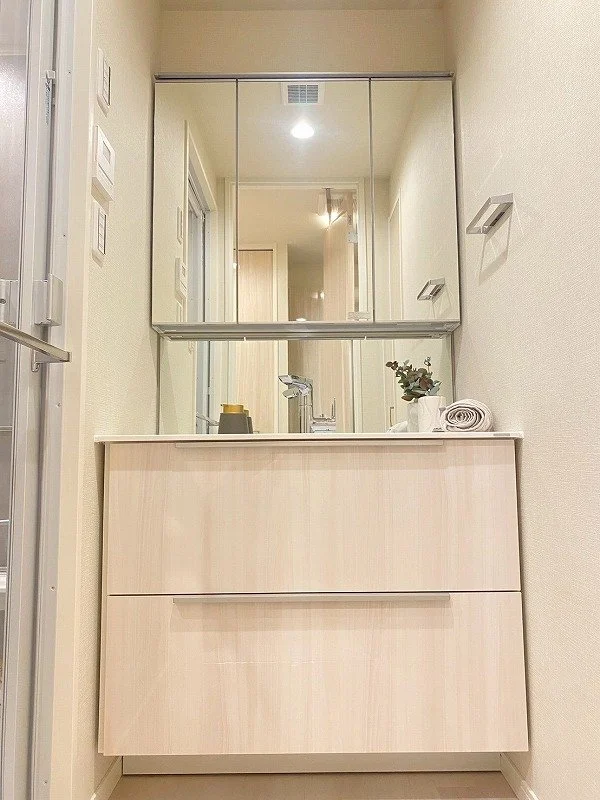 洗面台と鏡がある洗面所の interior