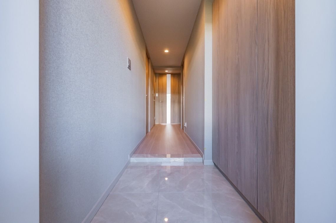 モダンな廊下の interior with wooden paneling and marble flooring