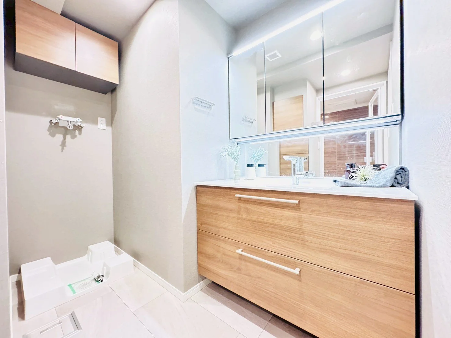 洗面台と鏡のあるバスルームの interior。