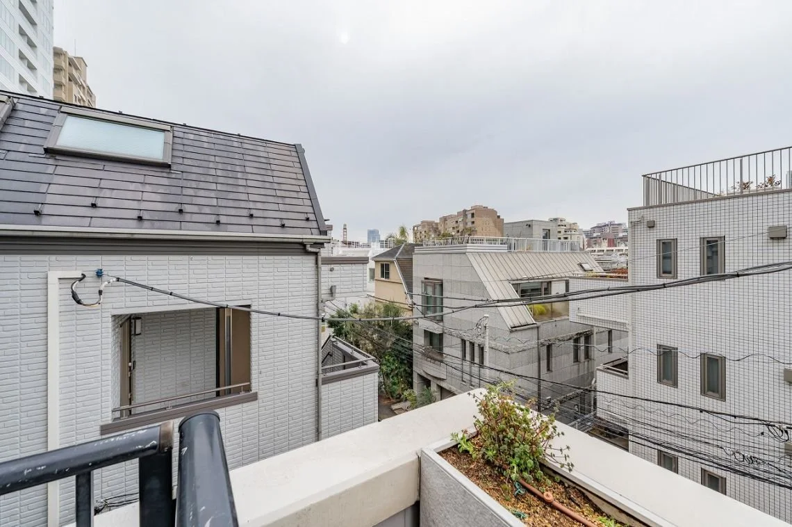 都市の建物の屋上や balconies の景色