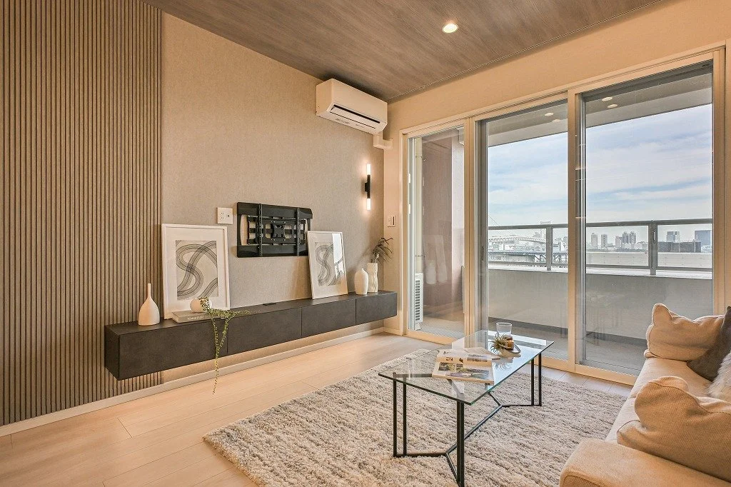 東京湾の景色が見えるバルコニー付きのリビングルーム