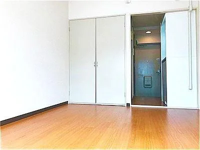 空の部屋、木製の床と白い壁、ドアとクローゼット