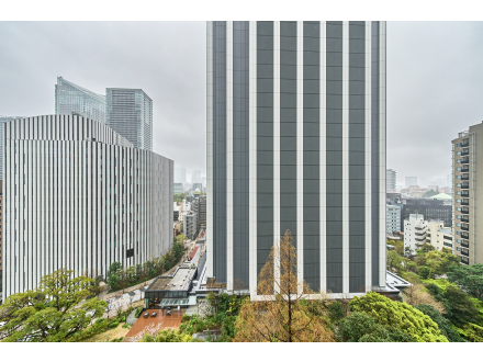 高層ビルと都会の景色が見える都市の風景