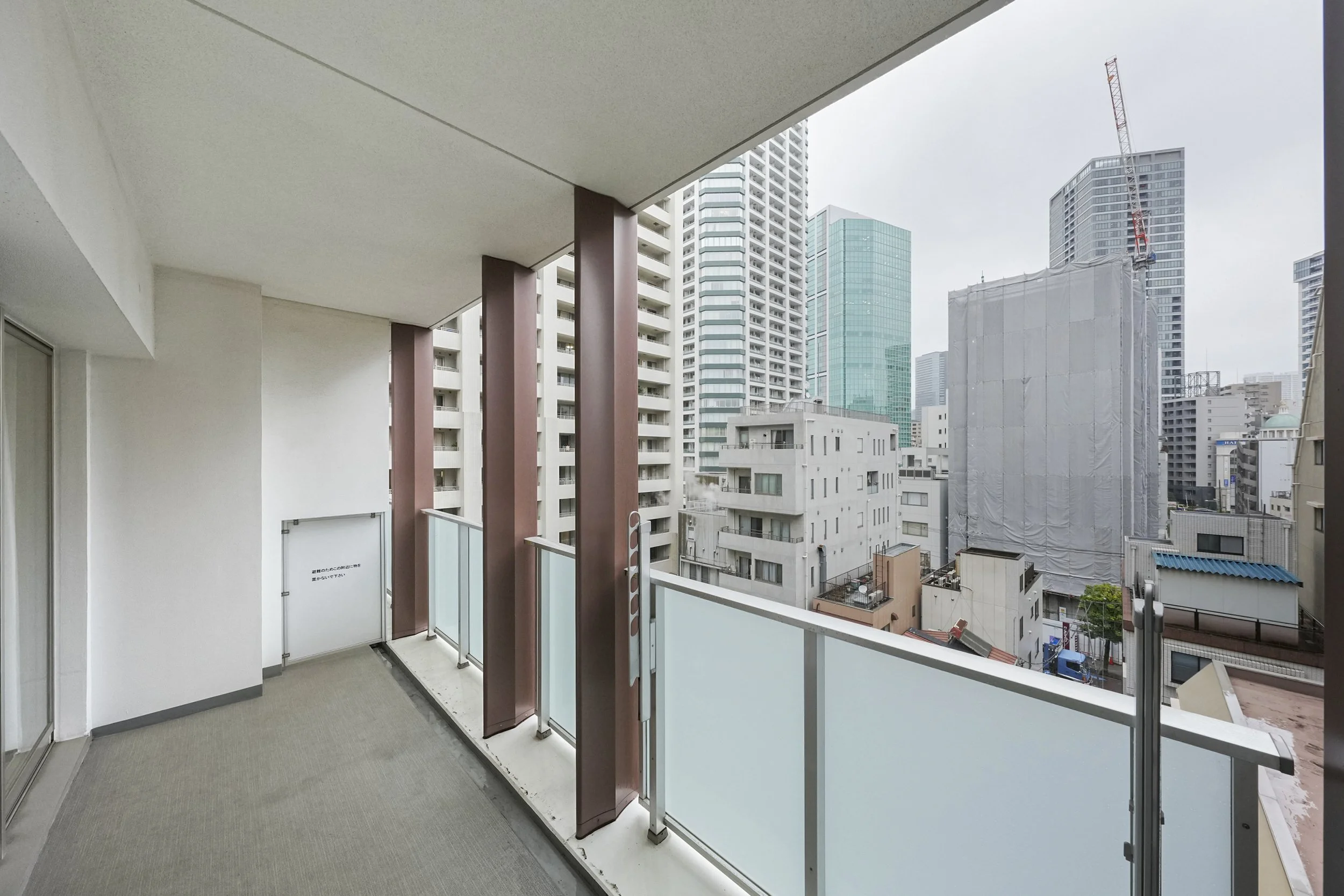 都市のビル群が見えるバルコニーの景色