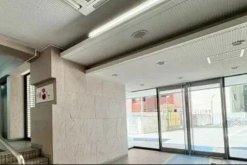明るいロビーの interior with large glass windows and a door