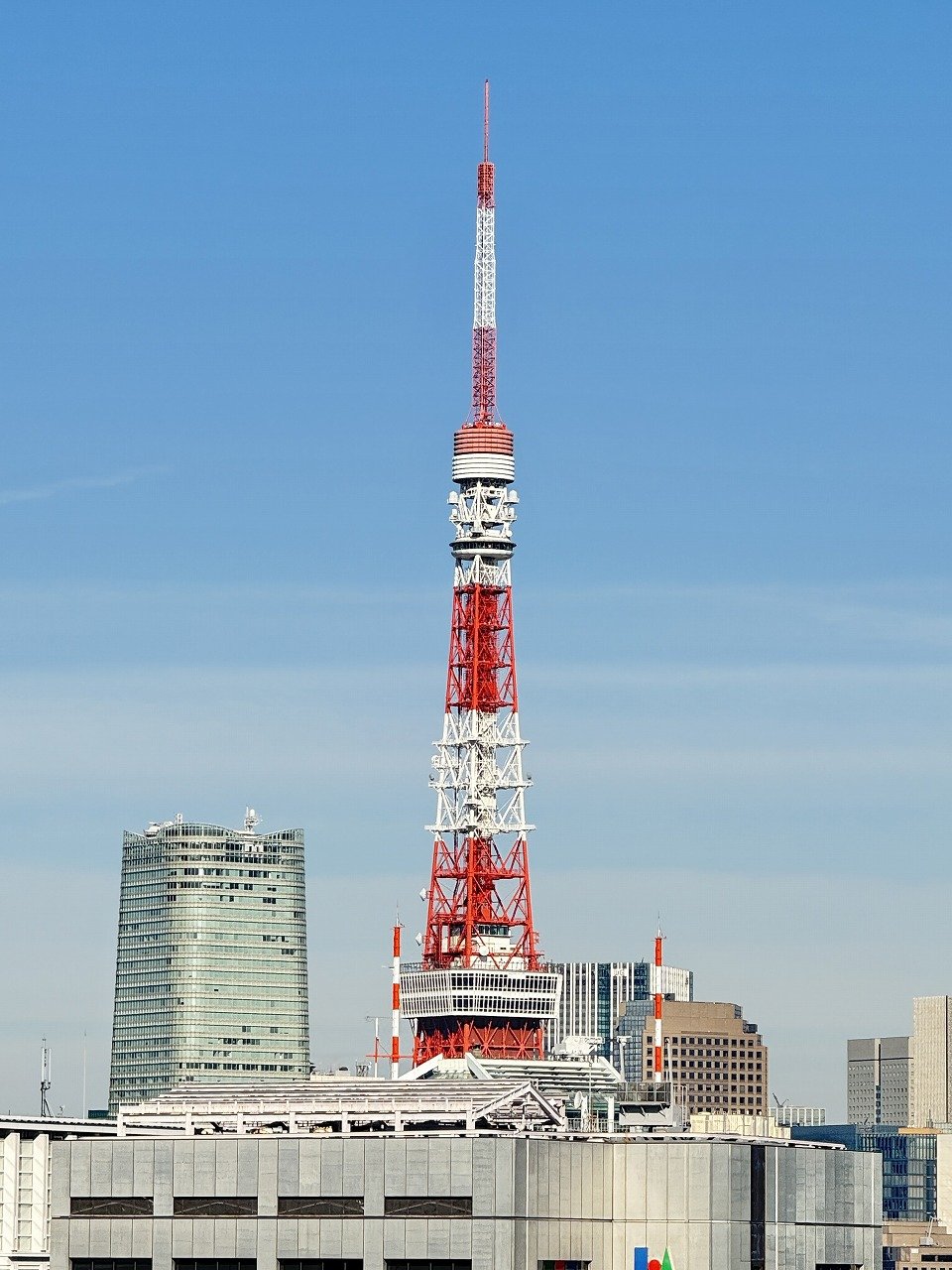 東京タワーと周囲のビル群