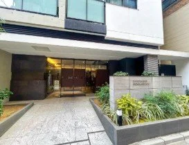 都会のマンションのエントランスと入り口の景色