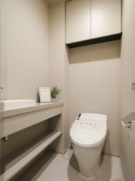 トイレと洗面台のあるシンプルなバスルーム。