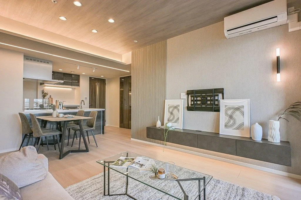 モダンなリビングルームとダイニングエリア。オープンキッチン付き。シンプルでスタイリッシュな内装。
