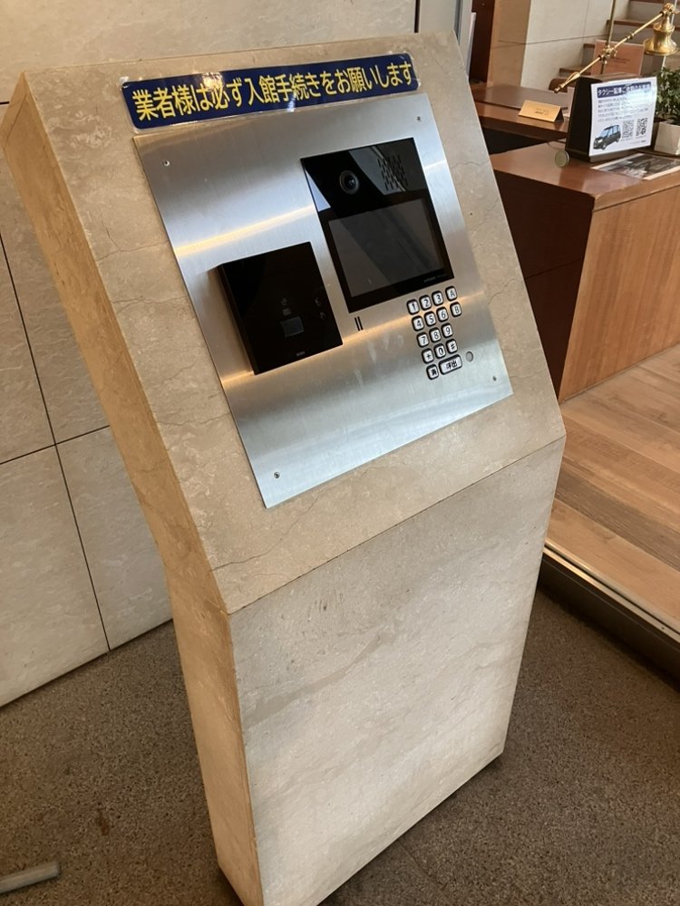 エントランスのインターホンと受付端末