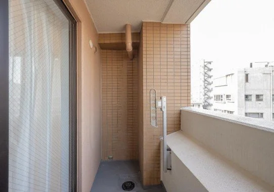 都市部の高層アパートのバルコニーの写真