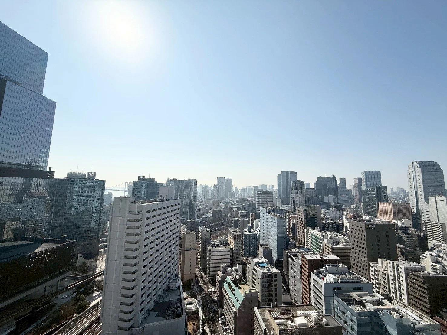 東京の高層ビル街と青空