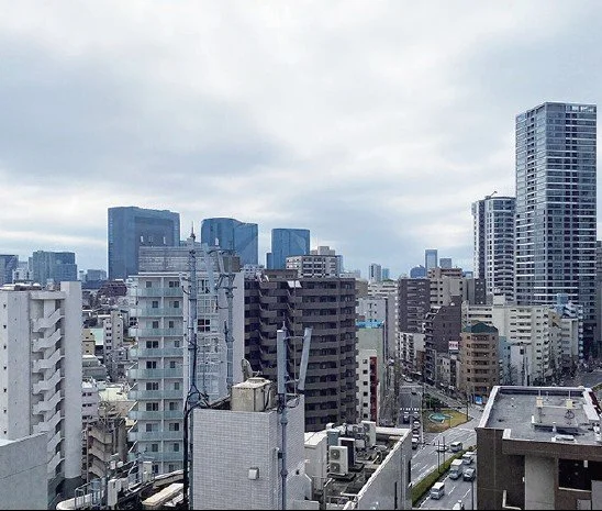 東京の都市の高層ビル群と街並み