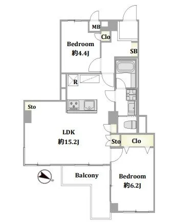 二つの寝室とリビングルーム、バルコニーがあるアパートの間取り図。
