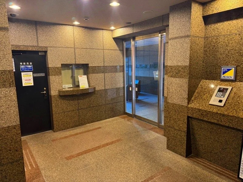 駅の改札付近のエントランスエリアで、スマートカードの読み取り装置とインターホン、案内掲示板が設置されている。