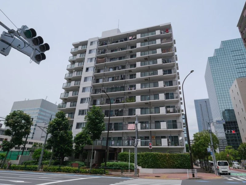 高層のマンションと信号機が写っている都市の風景