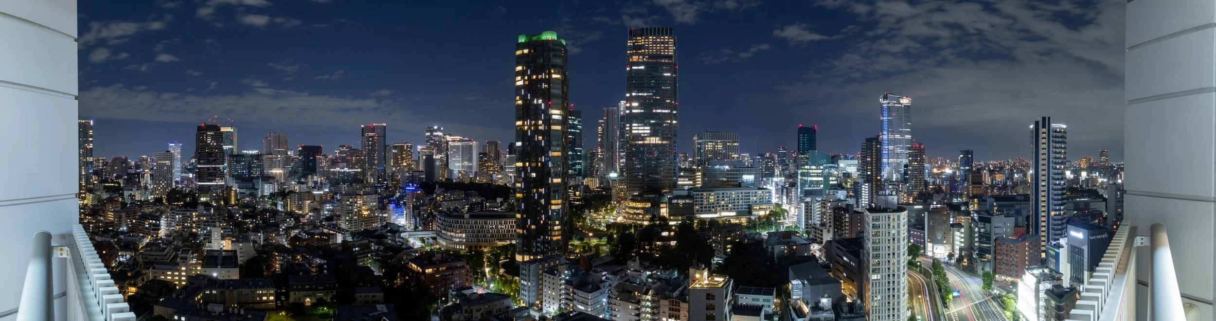 夜の東京の街並み、ビルの明かりが輝いている。