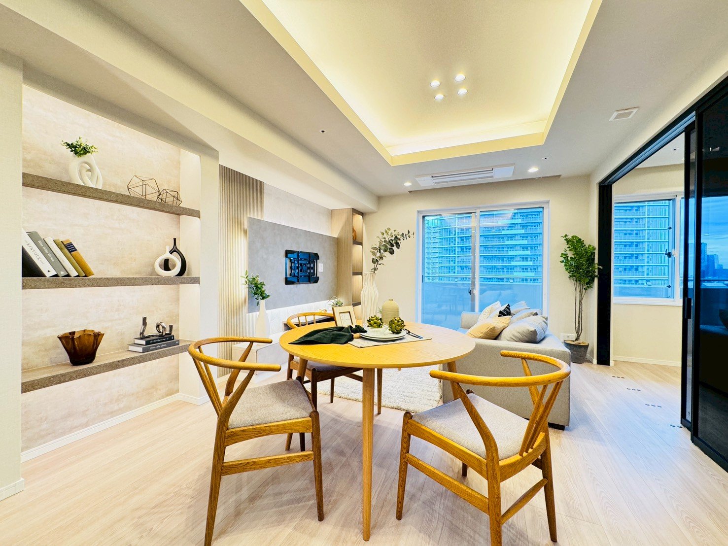 リビングルームのインテリアと家具の写真