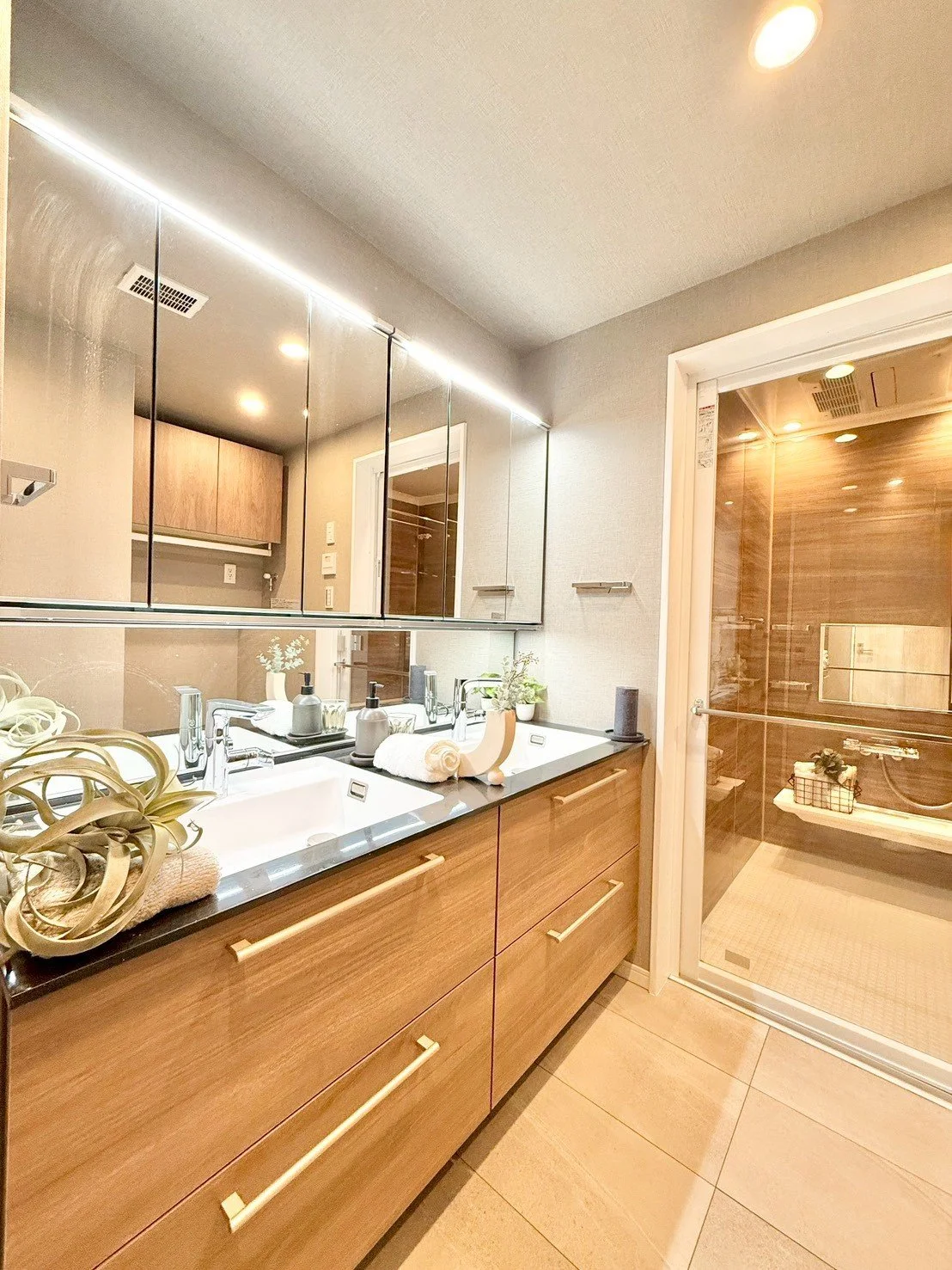 洗面台と鏡、シャワールームのあるバスルームの interior.