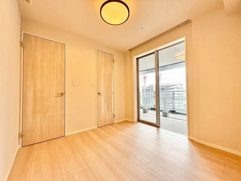 明るい室内、木製ドアとフロア、バルコニーのある窓」