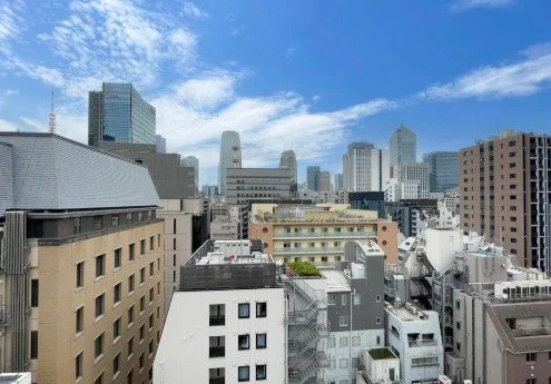 東京の都市景観、ビル群と青空