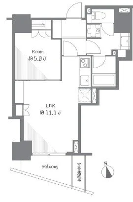 一つのリビングダイニングキッチンとバルコニー、寝室とトイレ、浴室が配置されたアパートの間取り図