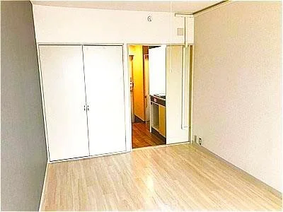空の部屋とキッチンの入り口